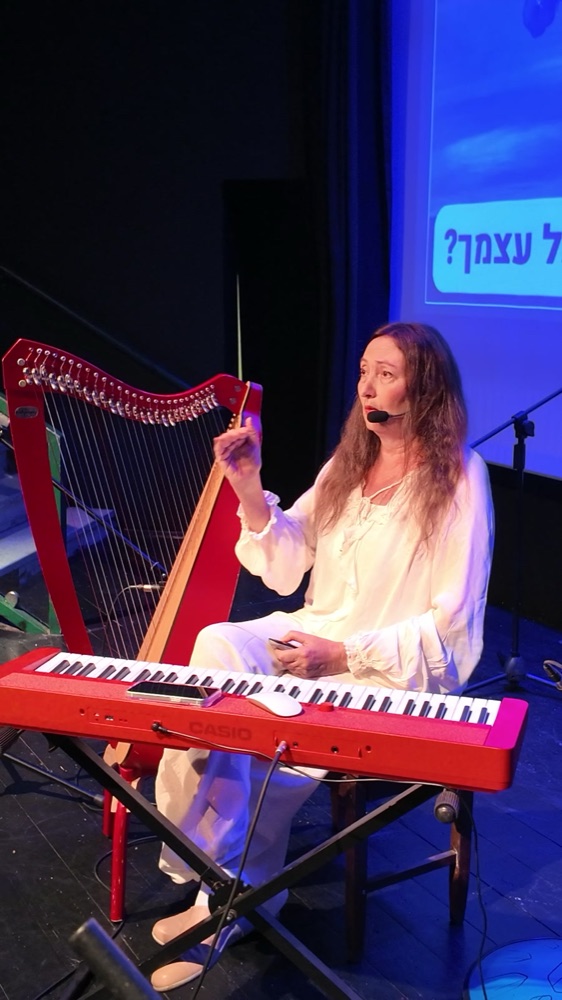 ברוניה על הבמה עם הנבל